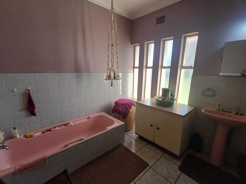 5 Bedroom Property for Sale in Parys Free State